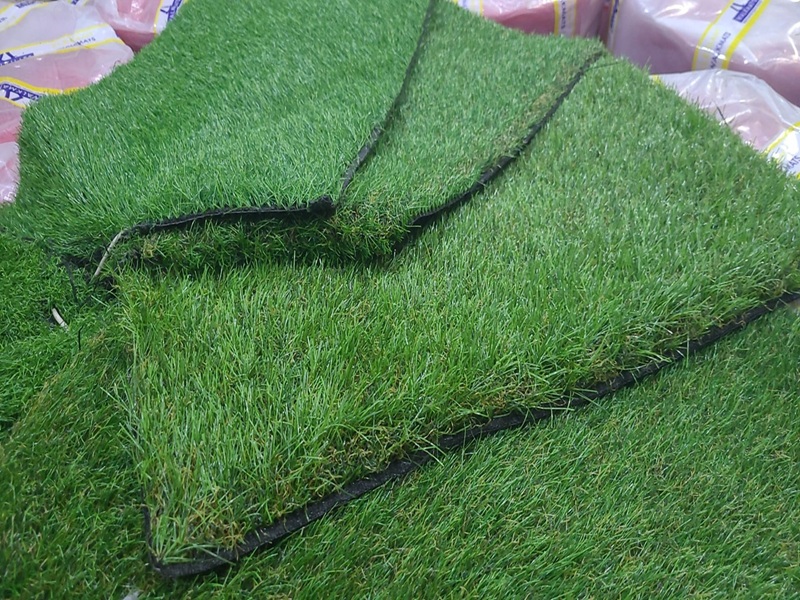 Balkon ve Teras İçin Çim Halı Seçimi ve Montajı