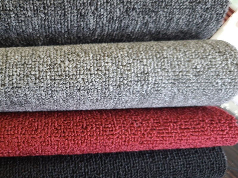 Bukle Halı Zemin Kaplama - Sıkı dokulu bukle yüzeyi sayesinde yüksek trafikli alanlarda uzun ömürlü kullanım sağlayan bukle halı zemin kaplama serisi. Antrasit, gri ve kırmızı başta olmak üzere geniş renk seçenekleriyle her dekor anlayışına uyum sağlar. Kir tutmayan yapısı, kolay temizlenebilmesi ve ses yalıtımı özellikleriyle öne çıkan bu model; otel, alışveriş merkezi ve ofis kullanımında tercih edilir.