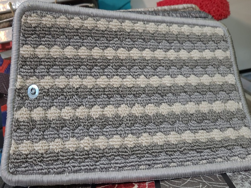 Bukle Zemin Kaplama - Şerit dokulu bukle zemin kaplama, gri ve bej renk tonlarının zarif kombinasyonuyla hem estetik hem dayanıklı bir zemin çözümü sunar. Döngüsel hav yapısı sayesinde baskı ve aşınmaya karşı üstün direnç gösteren bu model; apartman girişi, konut salonu ve ofis alanları için son derece uygun bir tercih olma özelliği taşır. Kenar bantlı yüzey kaplamasıyla montaj kolaylığı da ön plandadır.