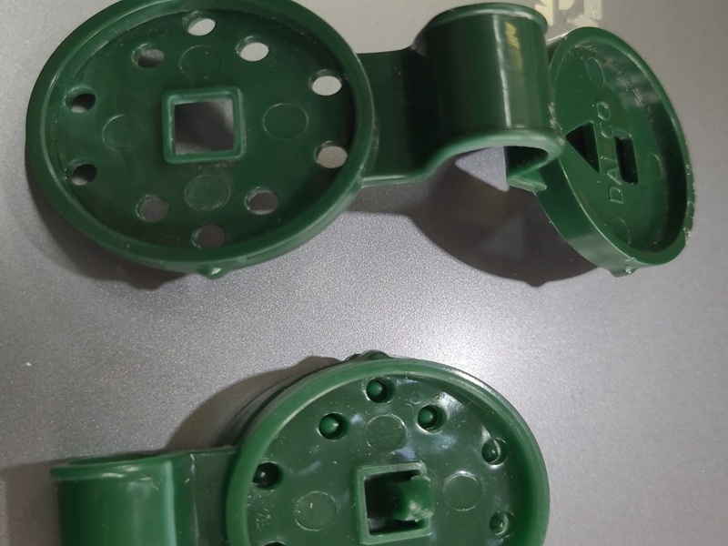 Gölgelik Bağlama Kelepçesi - Disk ve kanca kombinasyonu tasarımıyla file ile askı telini veya demir profili tek hamlede kenetleyen bağlama kelepçesi. Sivri dişli iç yüzey filenin kaymasını önlerken çelik gövde uzun süreli dış mekan kullanımına dayanır.