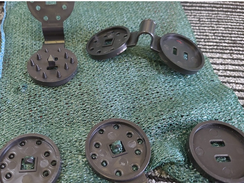 Gölgelik Bağlama Klips - Gölgelik file ve güneşlik ağların çerçeveye, profile, tele veya direğe hızlıca sabitlenmesi için üretilen plastik bağlama klipsi; güçlü mandal yapısı, UV dayanımlı malzeme ve kolay kurulum ile çökme payı bırakmadan file gerginliğini korur.