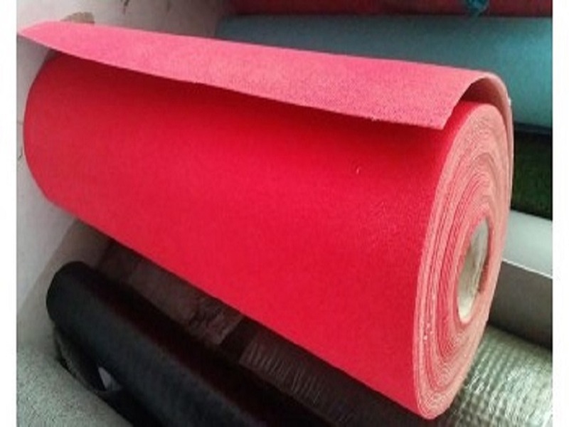 Kırmızı Halıfleks - İğne delikli üretim yöntemiyle üretilen kırmızı halıfleks; fuar standı, etkinlik alanı, mağaza girişi ve otel koridor döşemesi için aşınmaya dayanıklı, kolay döşenen ekonomik zemin kaplama çözümü.