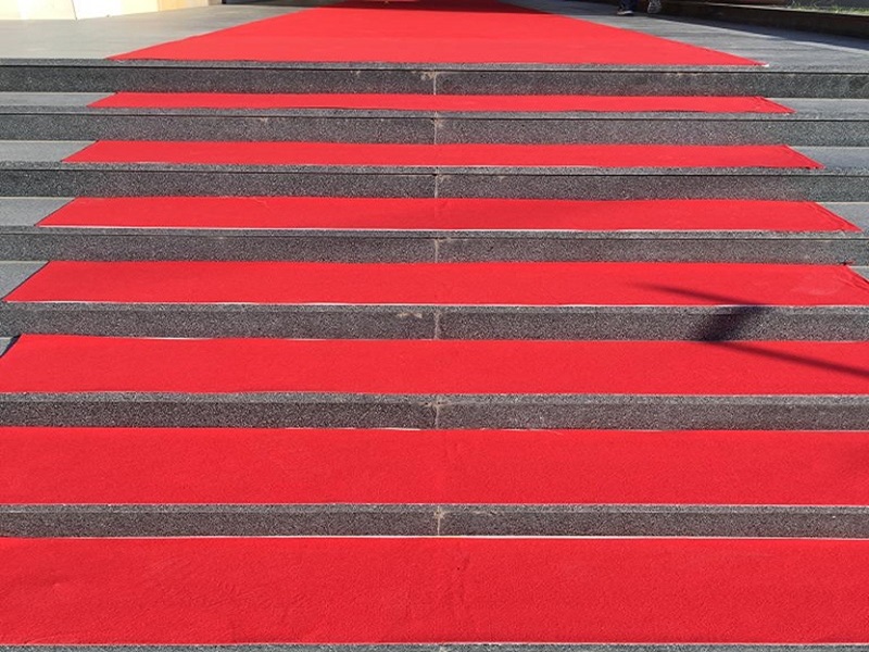 Kırmızı Fuar Halısı - Fuar standı, sergi alanı ve kongre salonları için üretilen kırmızı fuar halısı; hafif yapısı, kolay montaj-demontaj özelliği ve kolayca taşınabilir rulo boyutuyla kısa süreli ve kalıcı etkinlik zeminleri için ekonomik çözüm.