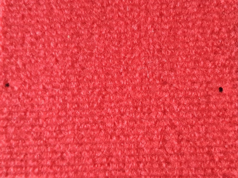 Kırmızı Halı - Canlı kırmızı renkte üretilen bukle dokuma halı; yoğun dokusu, renk kalıcılığı ve geniş genişlik seçenekleriyle otel, ofis, okul ve ticari alanların koridor ve genel mekanları için dayanıklı zemin kaplama çözümü.