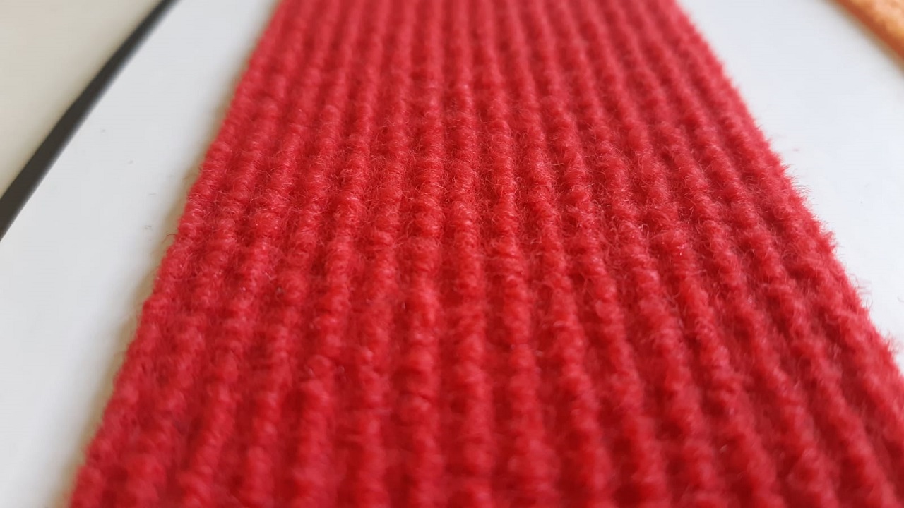 Kırmızı Protokol Halısı - Resmi tören, gala, düğün ve kurumsal VIP karşılama alanları için özel üretim kırmızı protokol halısı; yoğun dokusu, prestijli görünümü ve kolay rulo döşeme yapısıyla merdiven, antre ve açık alan etkinliklerinde tercih edilen zemin çözümü.