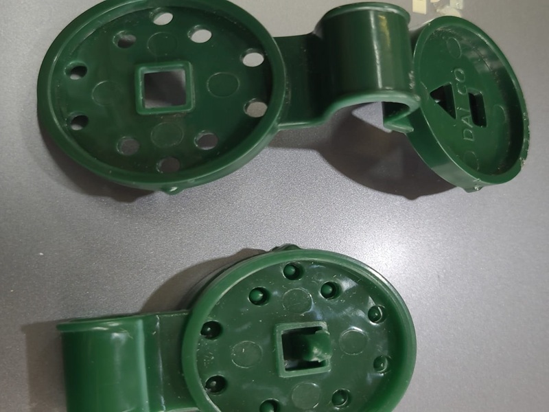 Gölgelik File Bağlama Klipsi - Gölgelik file, güneşlik ağ ve tarım örtülerini tel veya profil iskelete hızlıca sabitleyen çift diskli plastik bağlama klipsi. Mandal yapısının kilitleme mekanizması sayesinde file gerginliği rüzgarda bozulmaz; delikli disk tasarımı filede düzgün bir baskı noktası oluşturur.