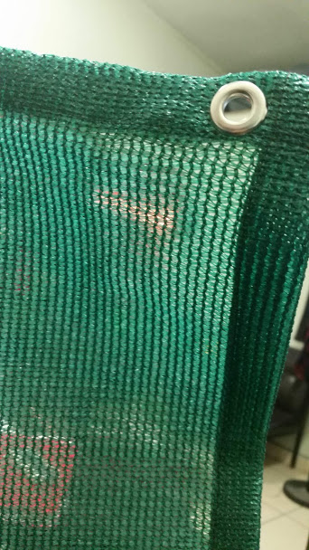 Küs Gözü Takılmış Gölgelik File - Kenar bantı dikilmiş, belirli aralıklarla alüminyum veya paslanmaz çelik küs gözü (halka) takılmış hazır gölgelik file; bağlama ipi veya kanca ile doğrudan kurulum imkânı sunar. Bahçe pergolası, balkon kenarı ve spor alanı için hazır ölçü veya sipariş üzeri kesim ile temin edilir.